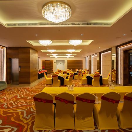Celebrant Hotel Varanasi Bagian luar foto