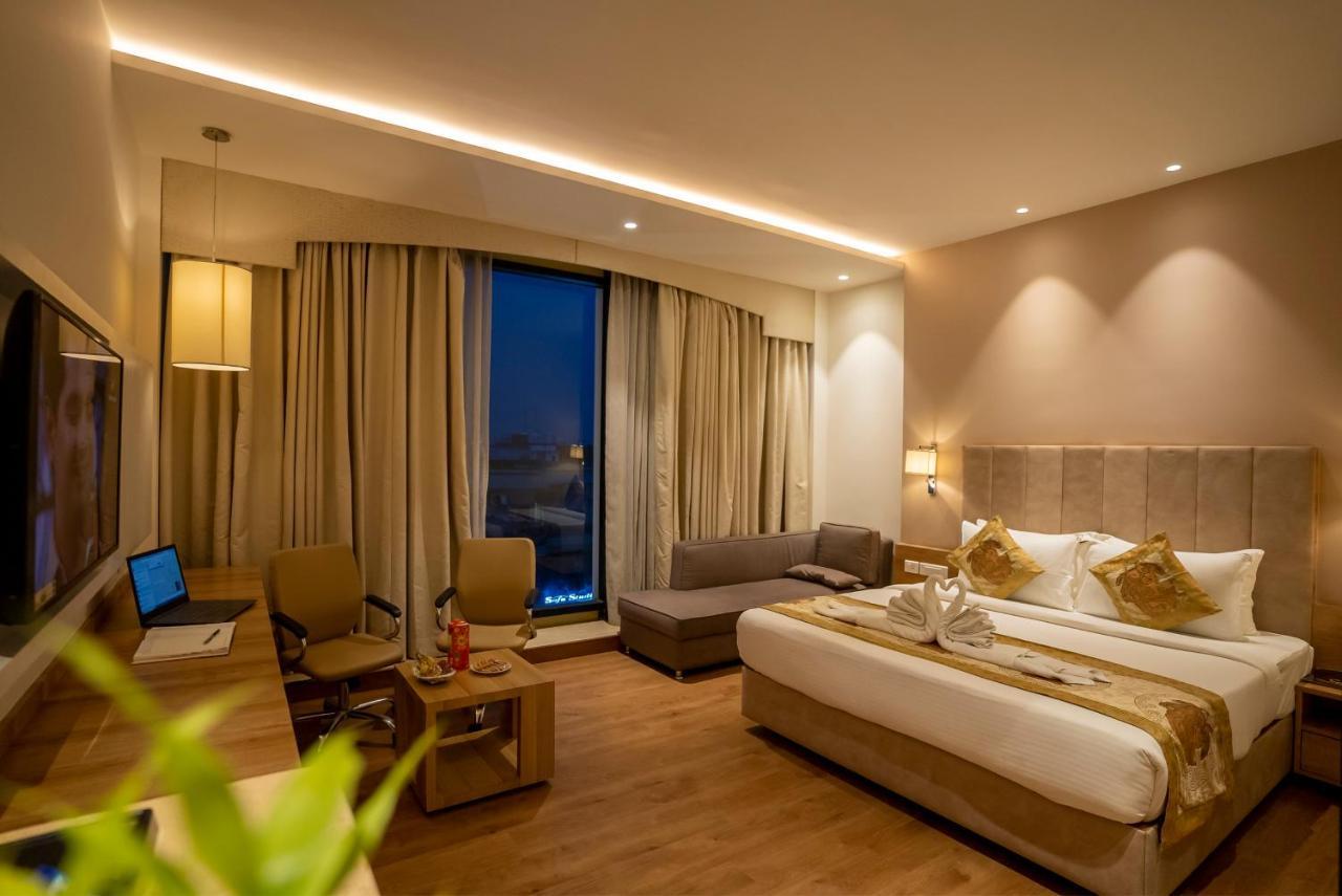 Celebrant Hotel Varanasi Bagian luar foto