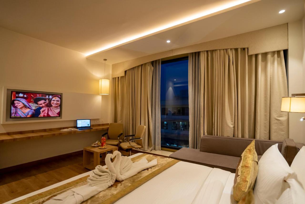 Celebrant Hotel Varanasi Bagian luar foto