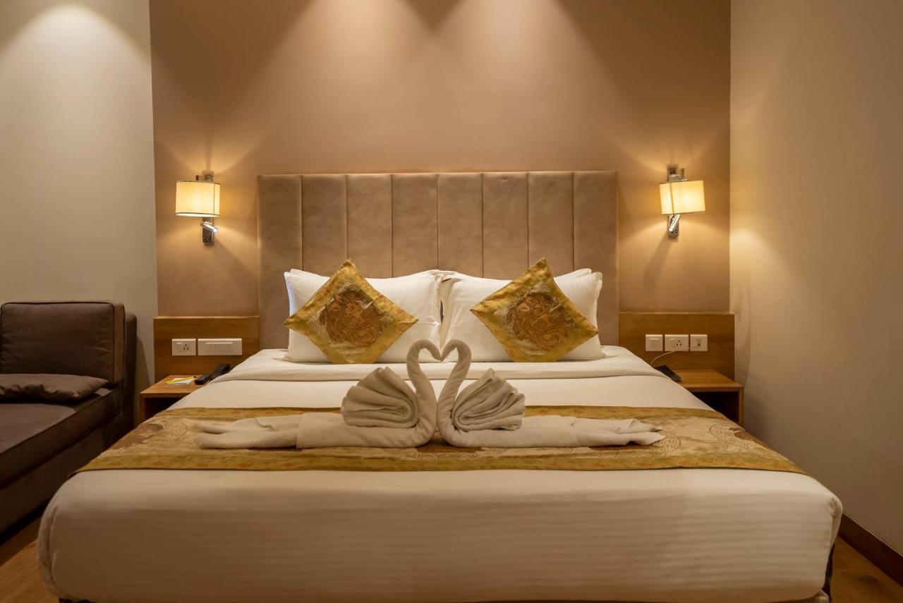 Celebrant Hotel Varanasi Bagian luar foto