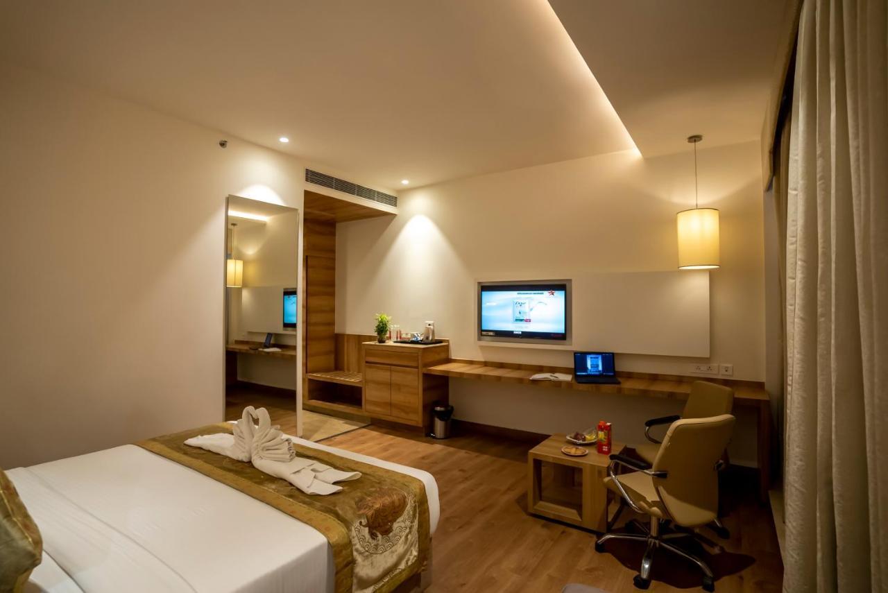 Celebrant Hotel Varanasi Bagian luar foto