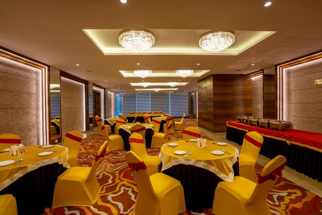 Celebrant Hotel Varanasi Bagian luar foto