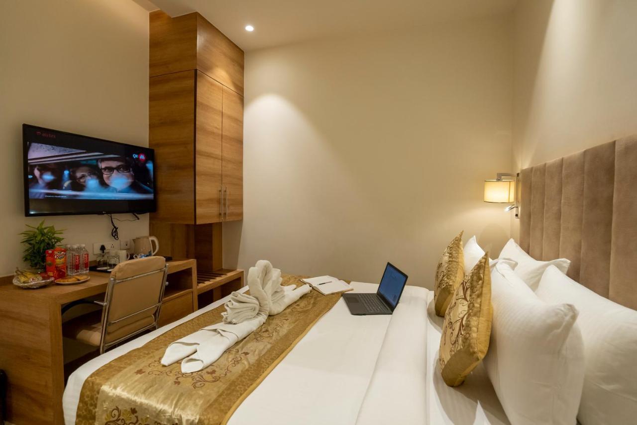Celebrant Hotel Varanasi Bagian luar foto