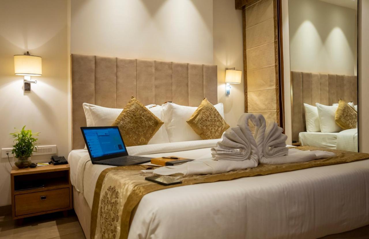 Celebrant Hotel Varanasi Bagian luar foto