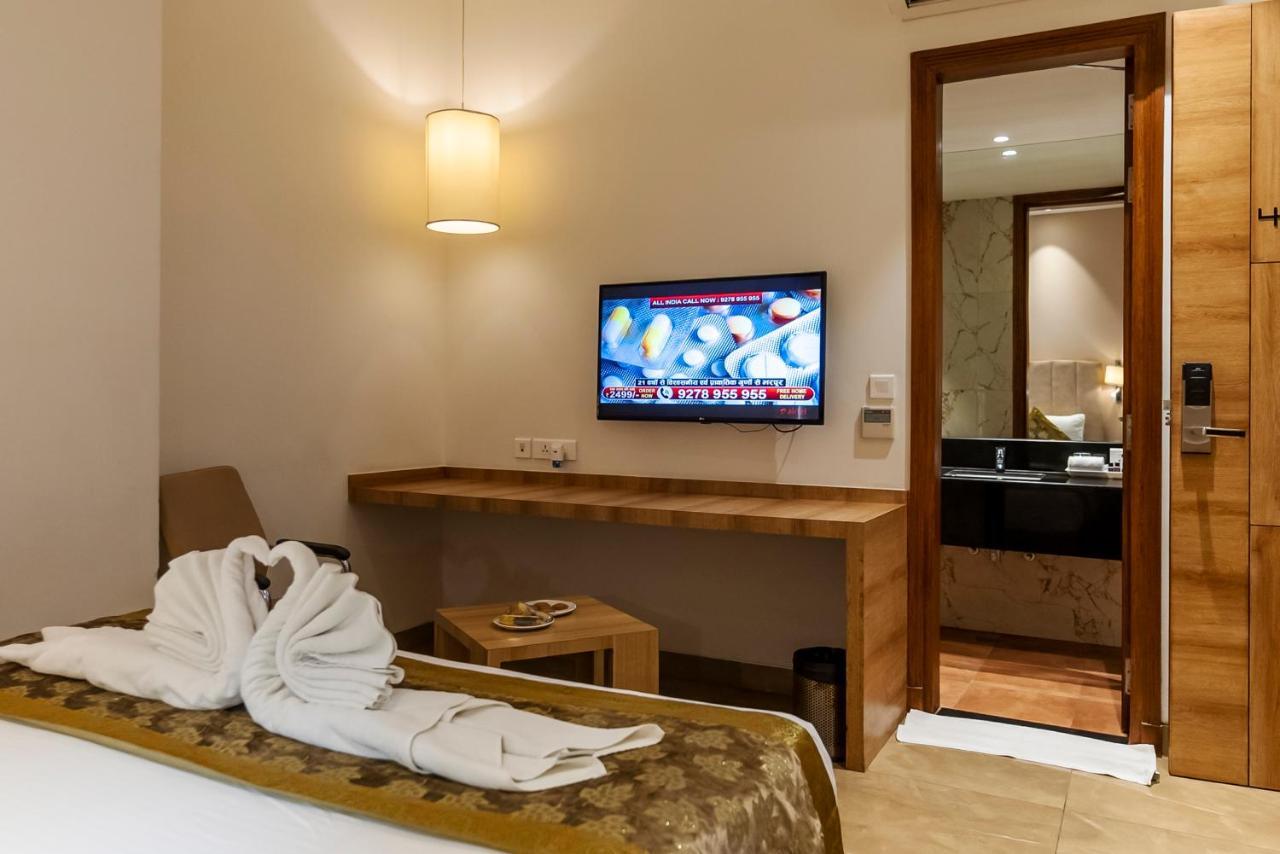 Celebrant Hotel Varanasi Bagian luar foto