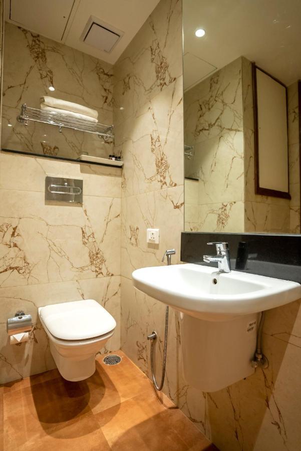 Celebrant Hotel Varanasi Bagian luar foto
