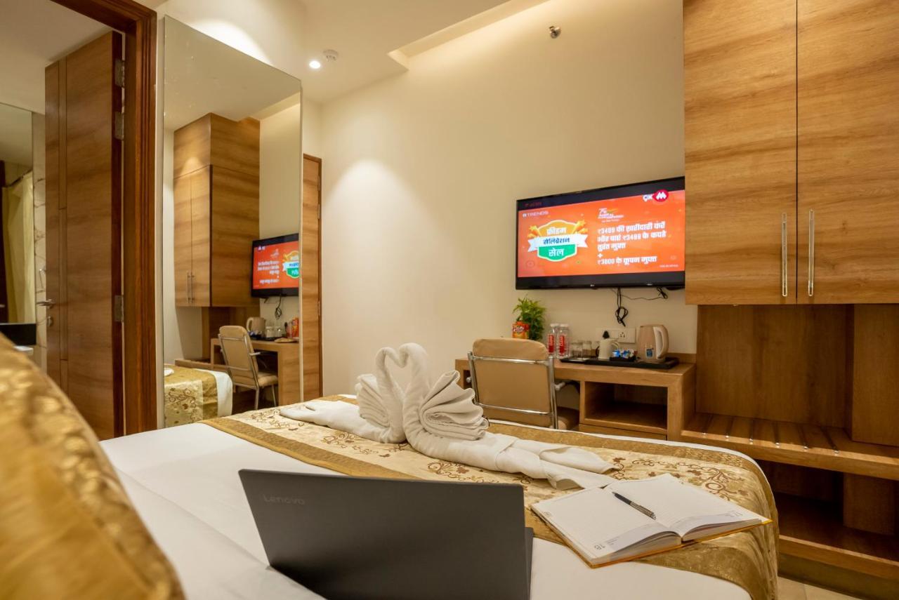 Celebrant Hotel Varanasi Bagian luar foto