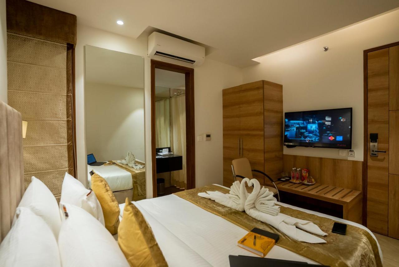Celebrant Hotel Varanasi Bagian luar foto