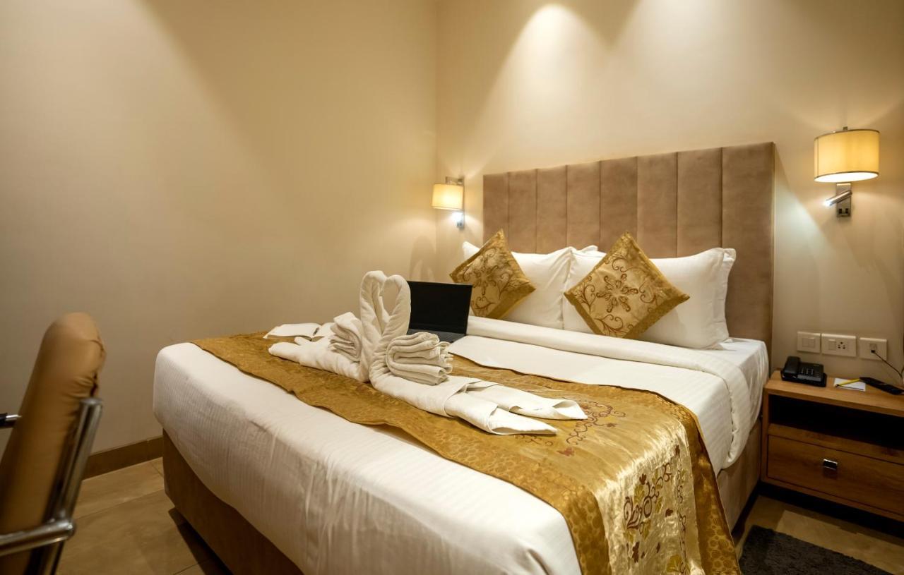 Celebrant Hotel Varanasi Bagian luar foto
