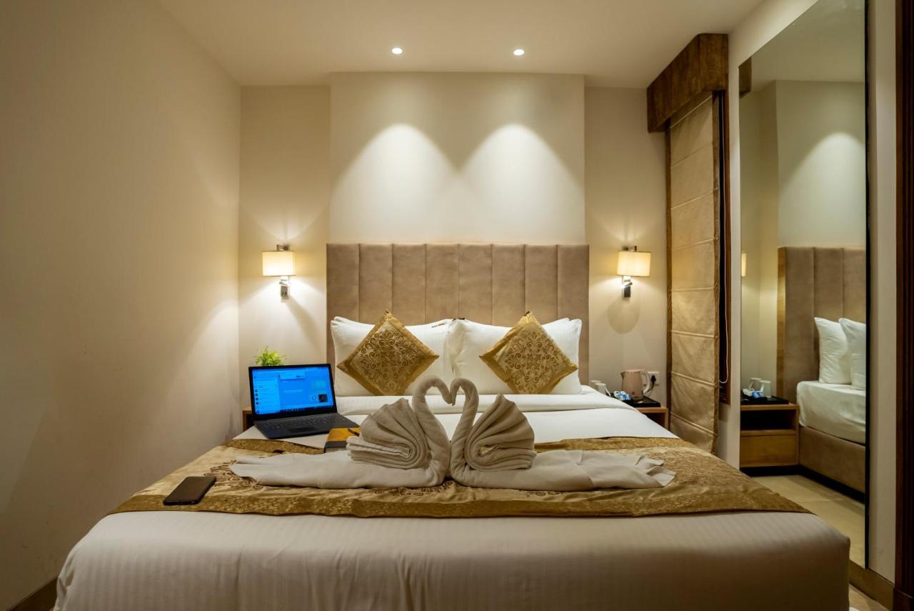 Celebrant Hotel Varanasi Bagian luar foto