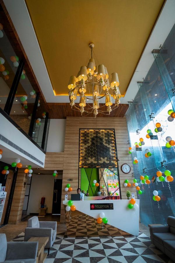 Celebrant Hotel Varanasi Bagian luar foto