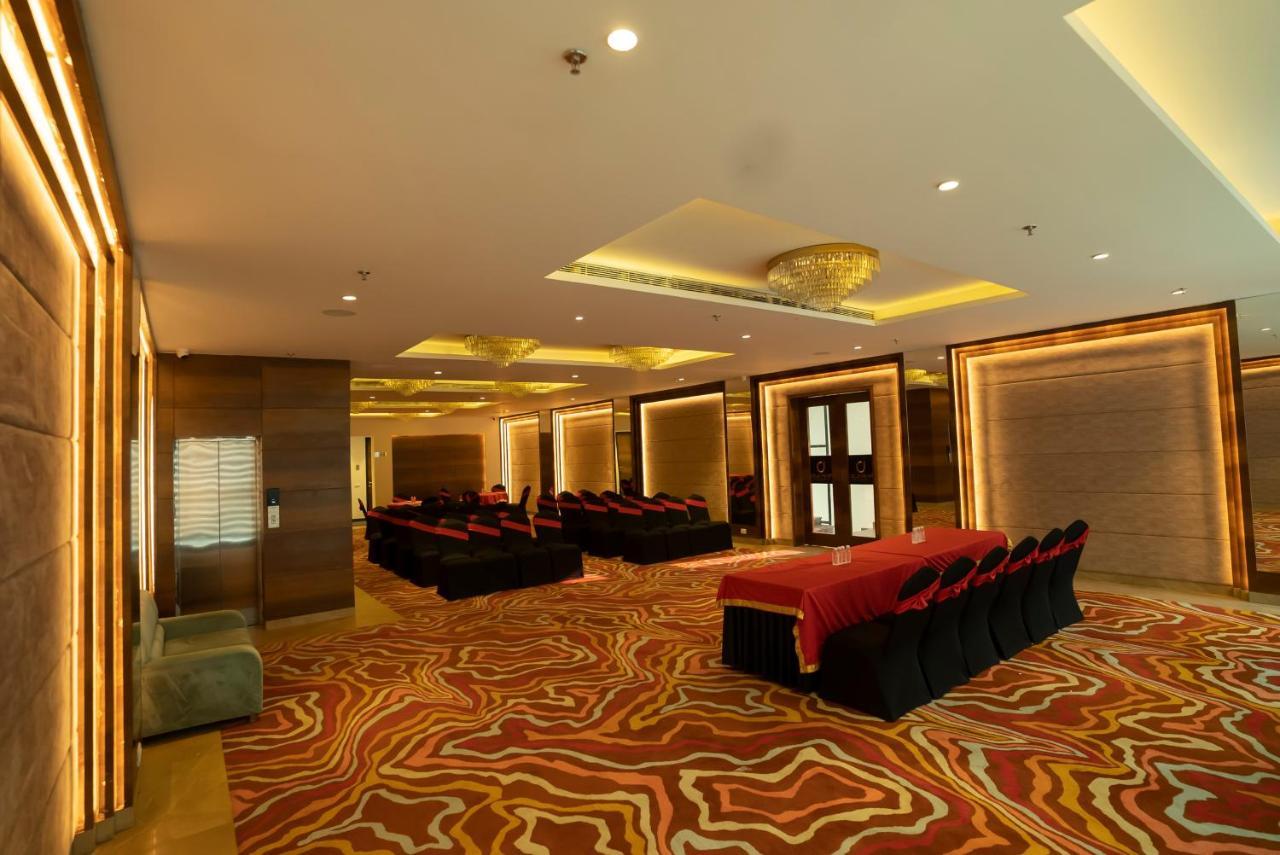 Celebrant Hotel Varanasi Bagian luar foto