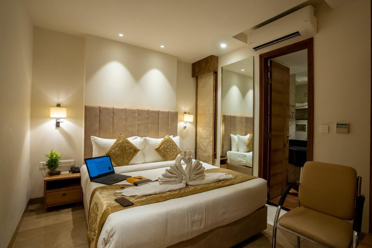 Celebrant Hotel Varanasi Bagian luar foto