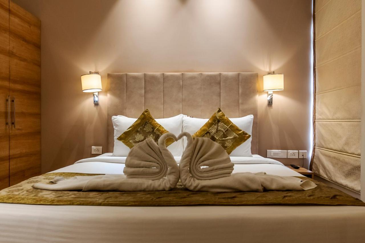 Celebrant Hotel Varanasi Bagian luar foto