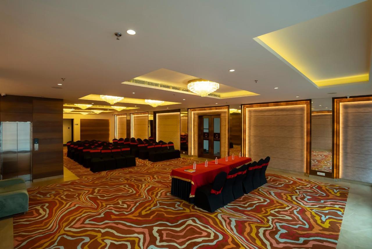 Celebrant Hotel Varanasi Bagian luar foto