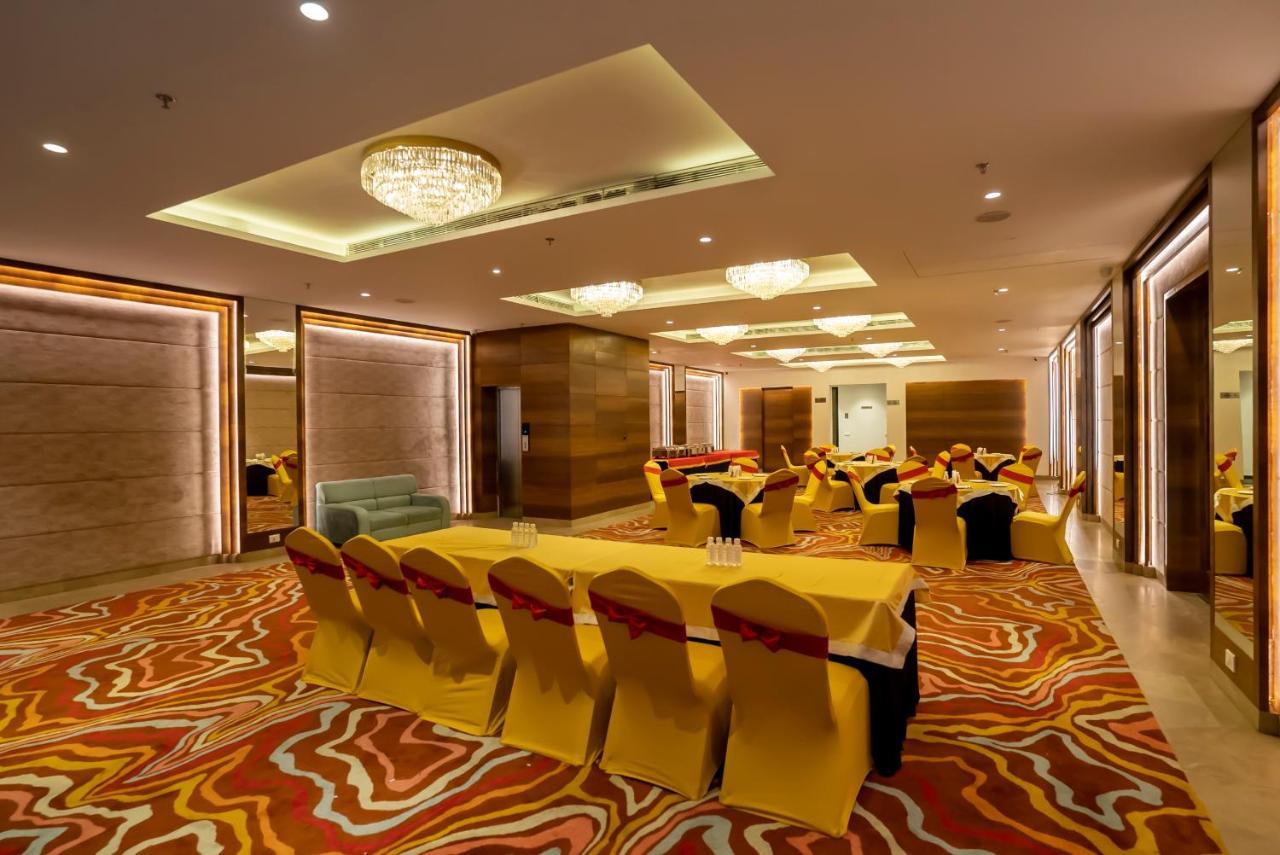 Celebrant Hotel Varanasi Bagian luar foto