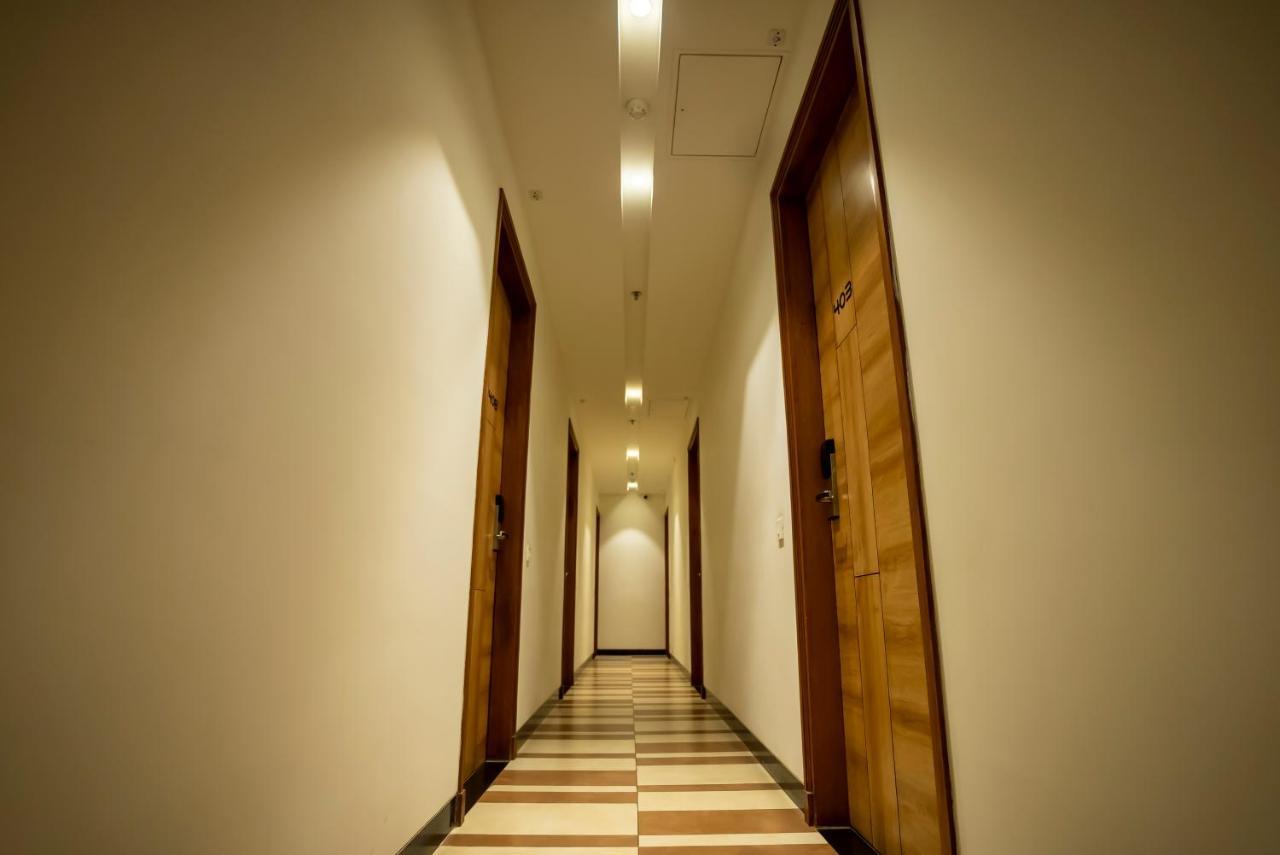 Celebrant Hotel Varanasi Bagian luar foto