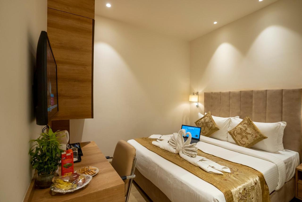 Celebrant Hotel Varanasi Bagian luar foto