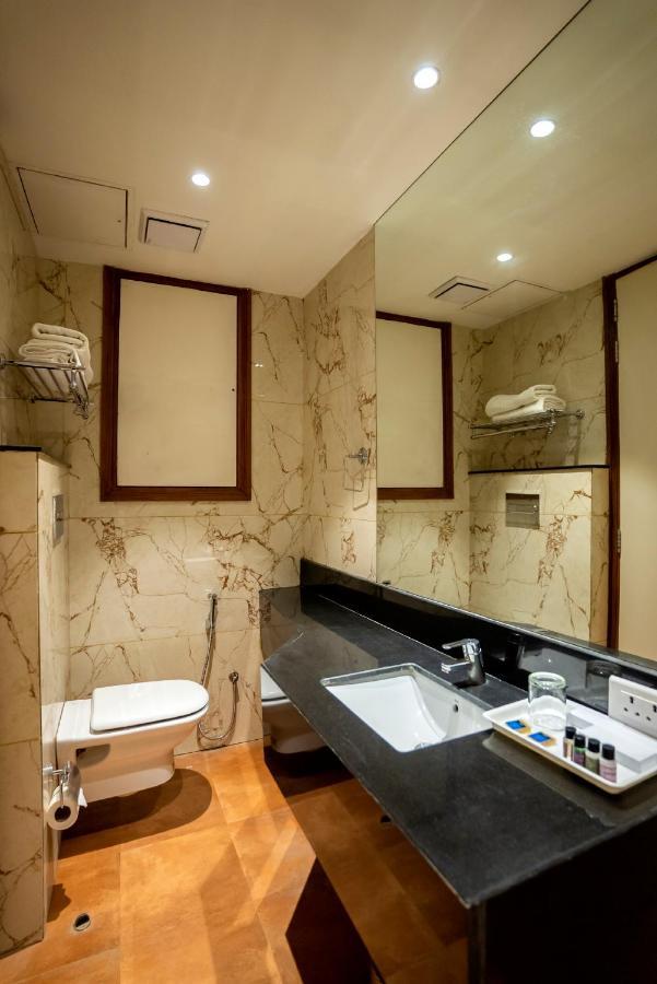 Celebrant Hotel Varanasi Bagian luar foto