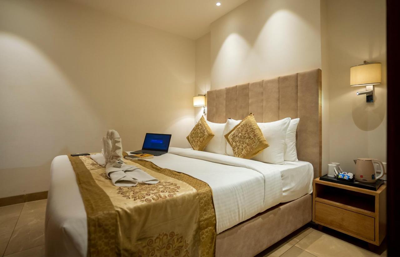 Celebrant Hotel Varanasi Bagian luar foto