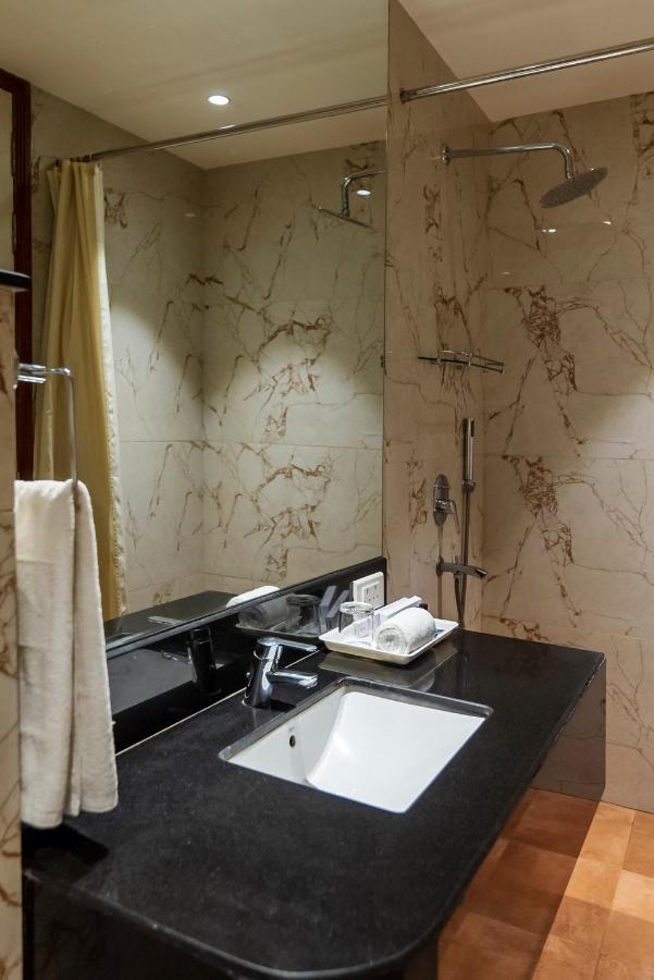 Celebrant Hotel Varanasi Bagian luar foto