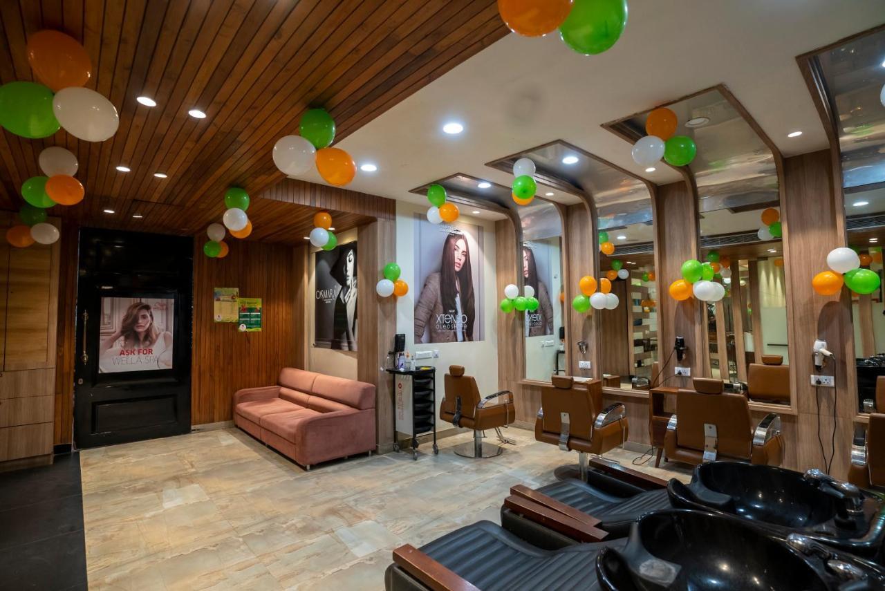 Celebrant Hotel Varanasi Bagian luar foto