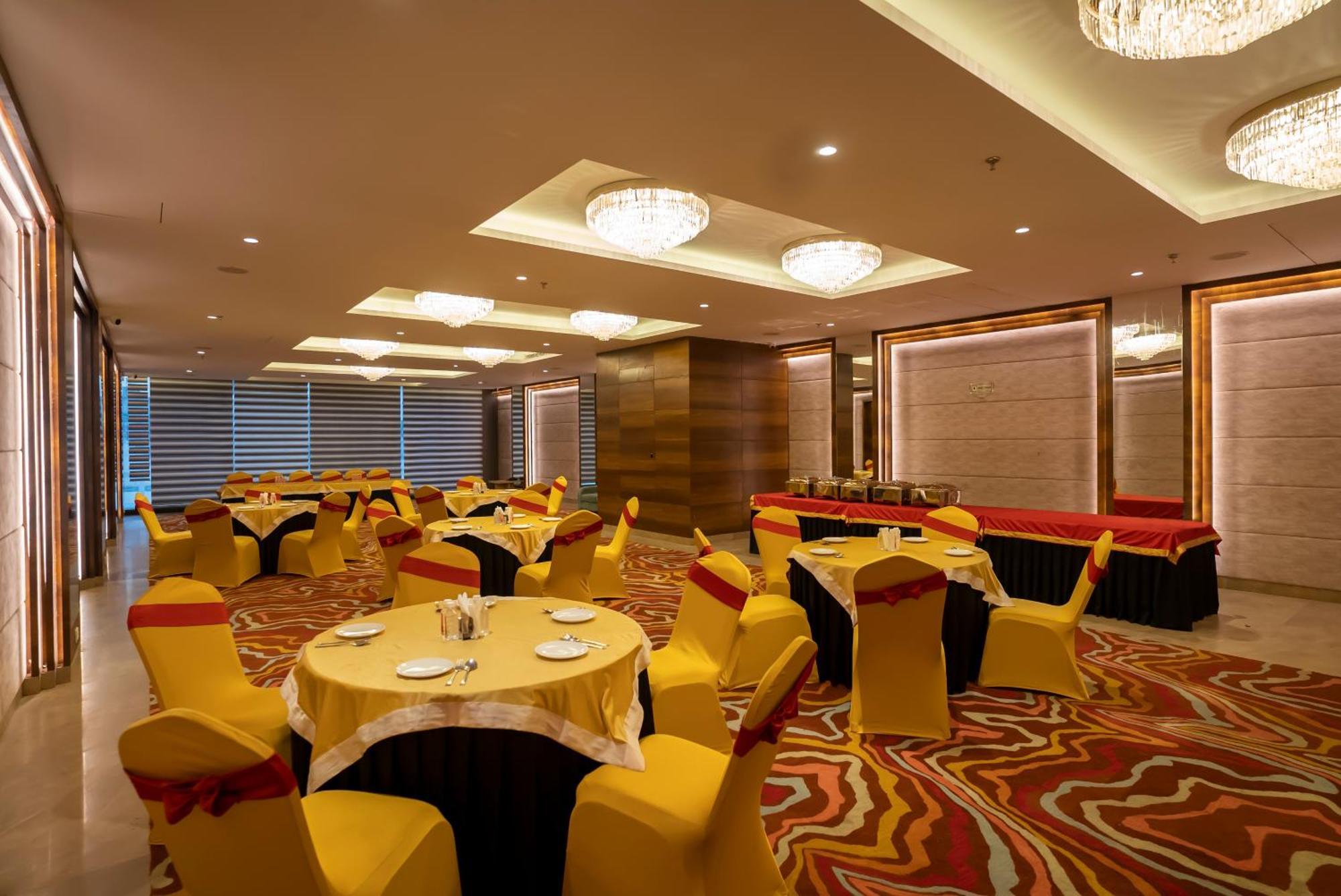 Celebrant Hotel Varanasi Bagian luar foto