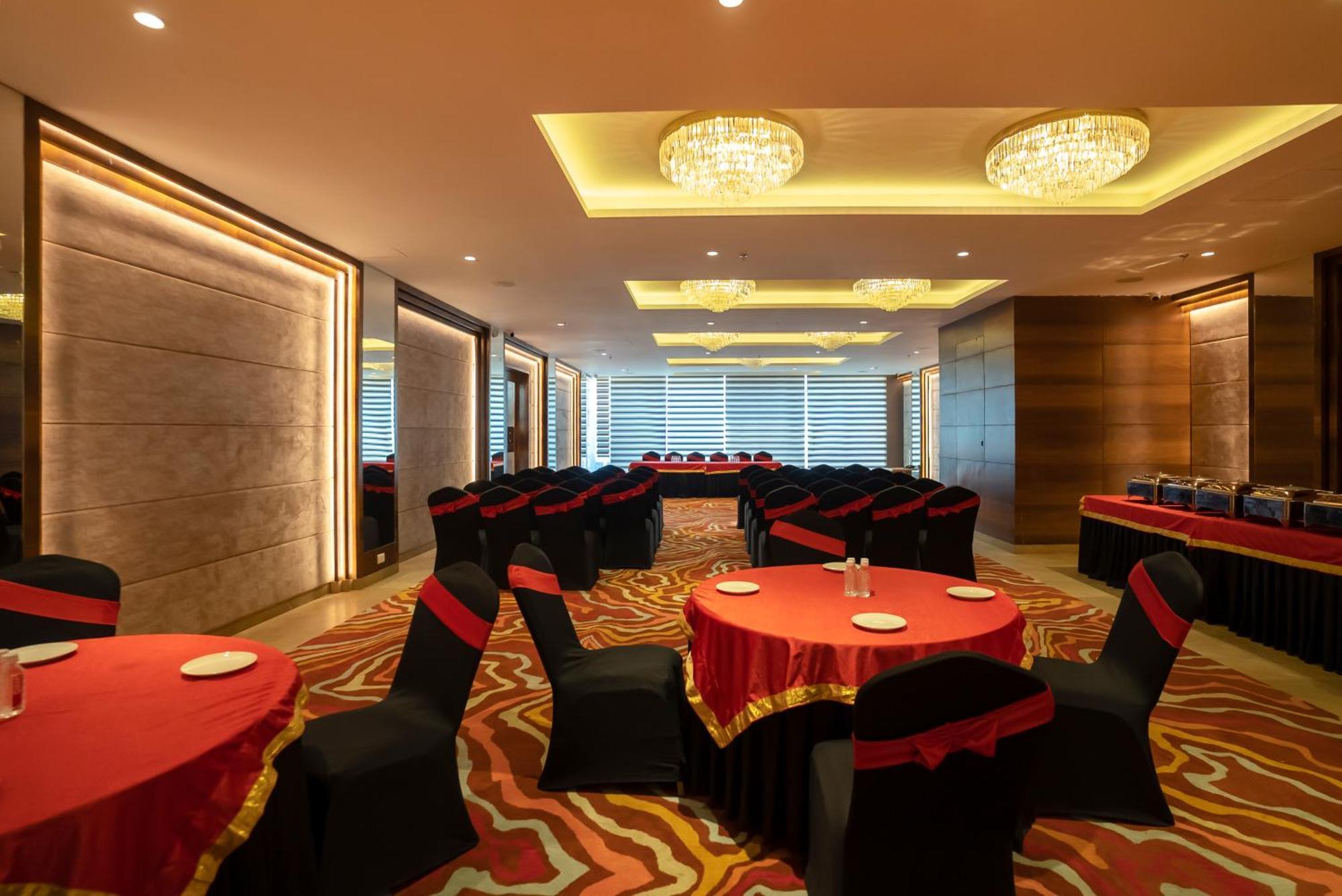 Celebrant Hotel Varanasi Bagian luar foto