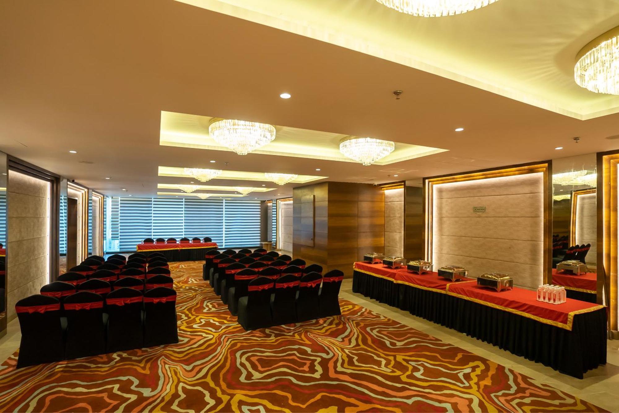 Celebrant Hotel Varanasi Bagian luar foto