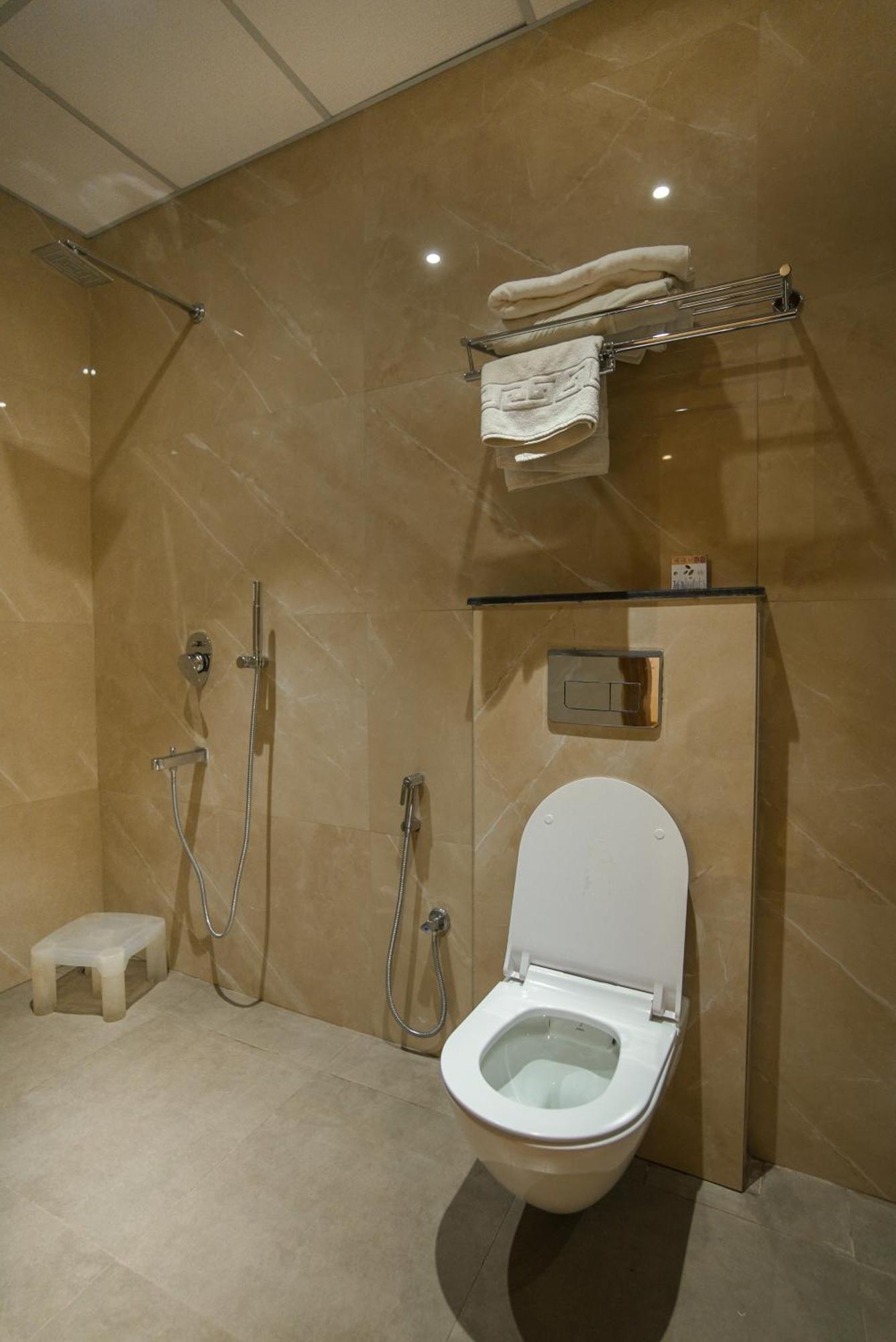 Celebrant Hotel Varanasi Bagian luar foto