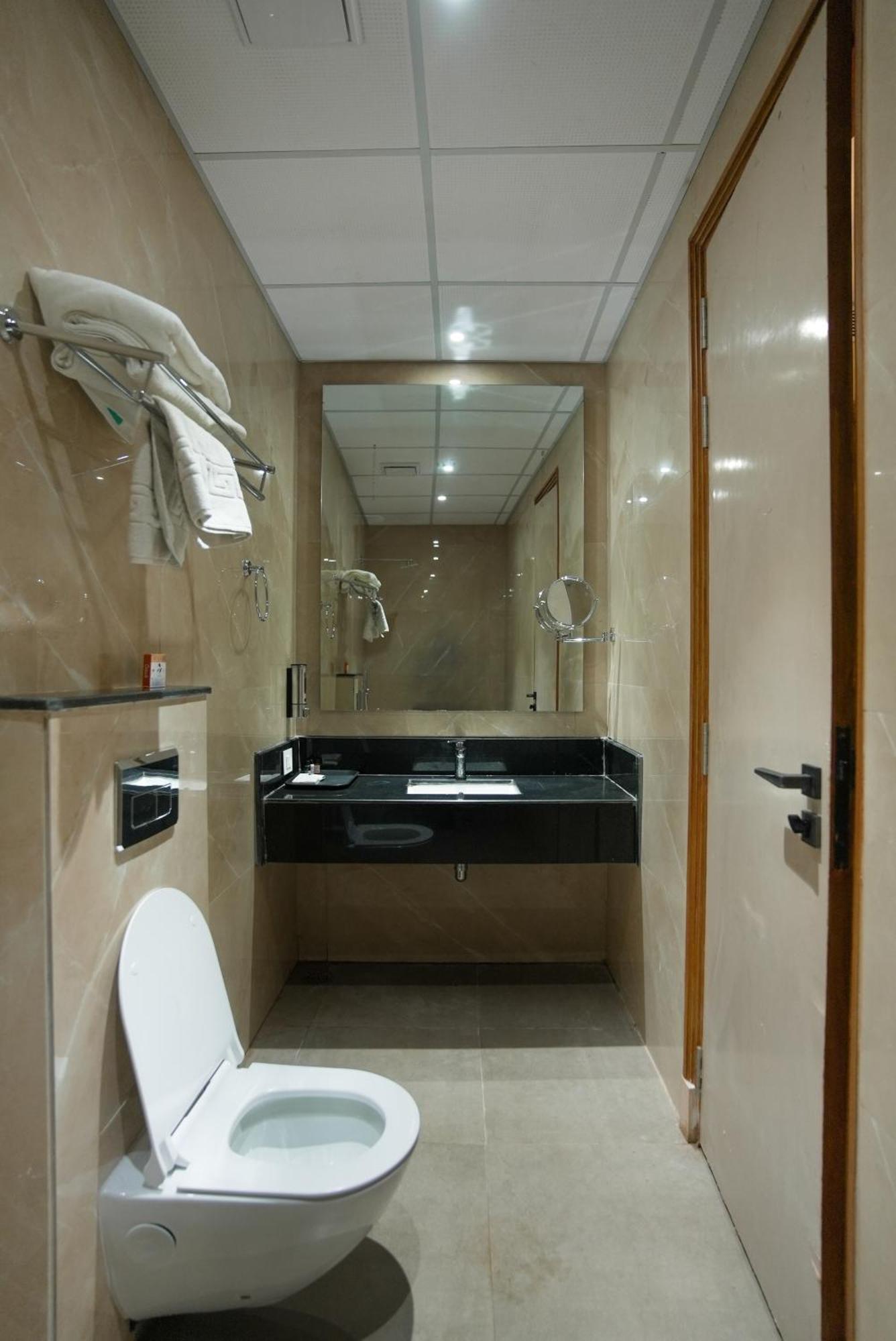 Celebrant Hotel Varanasi Bagian luar foto