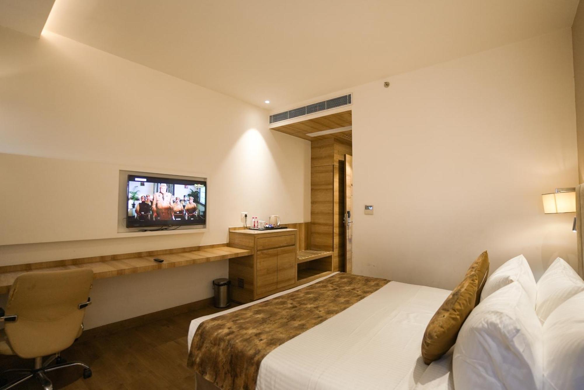 Celebrant Hotel Varanasi Bagian luar foto
