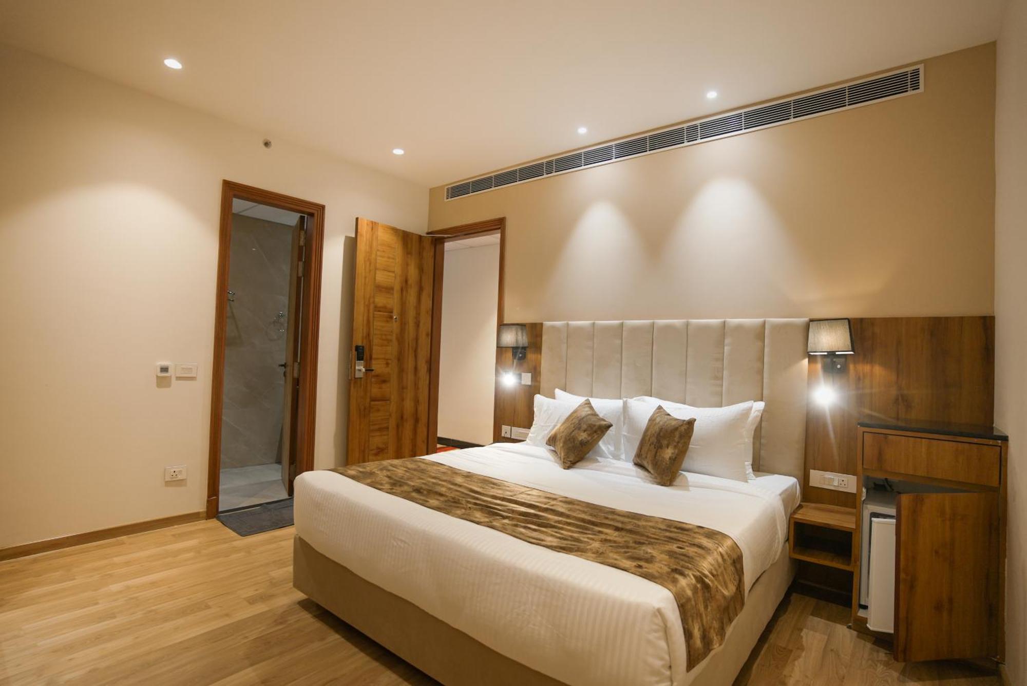 Celebrant Hotel Varanasi Bagian luar foto