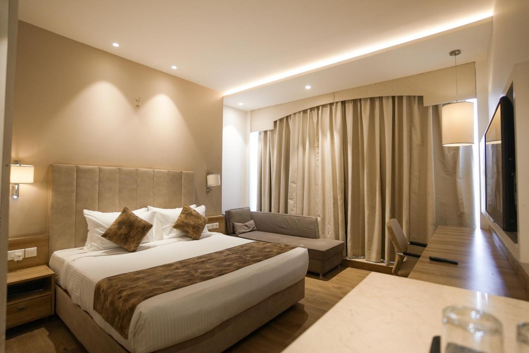 Celebrant Hotel Varanasi Bagian luar foto