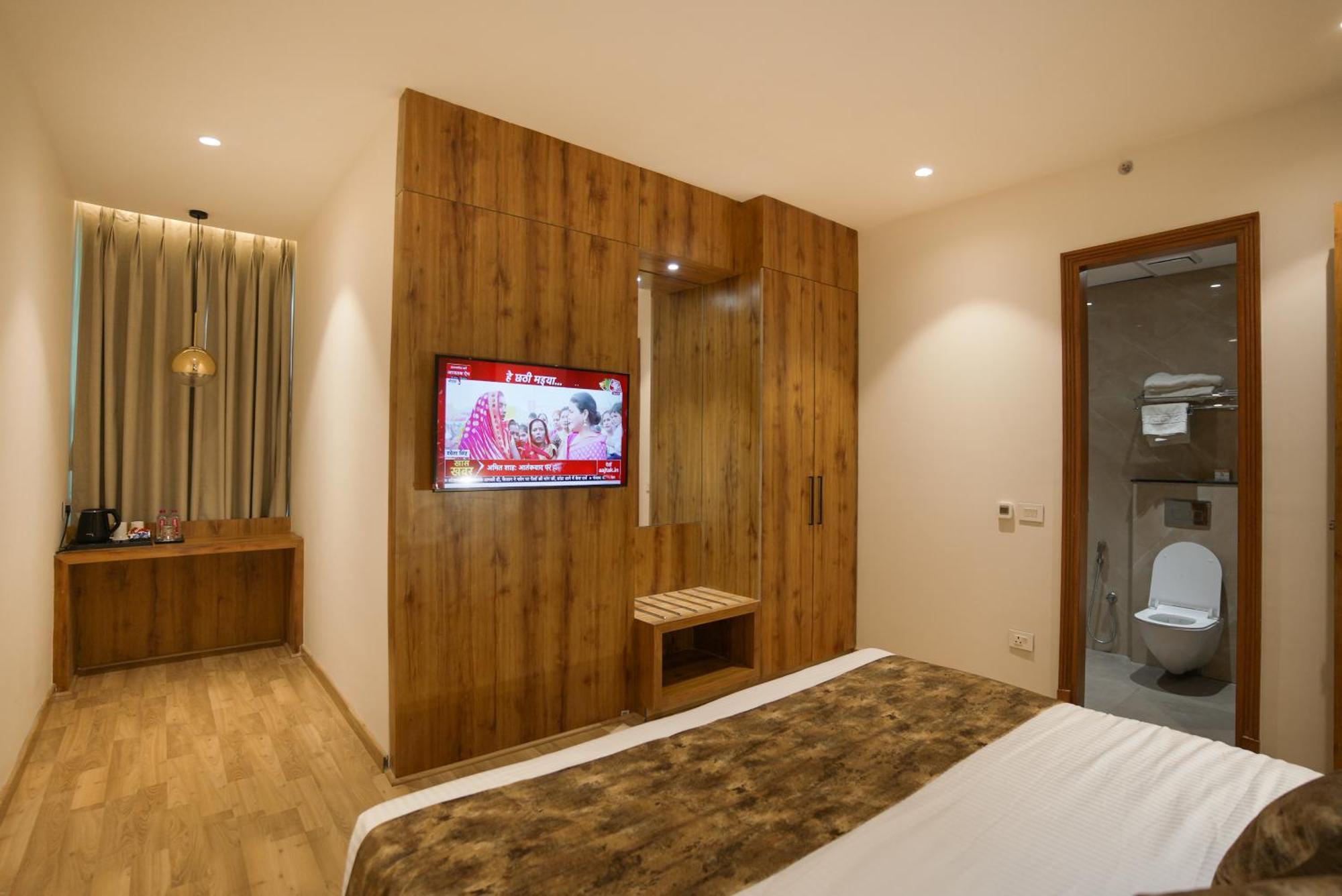 Celebrant Hotel Varanasi Bagian luar foto