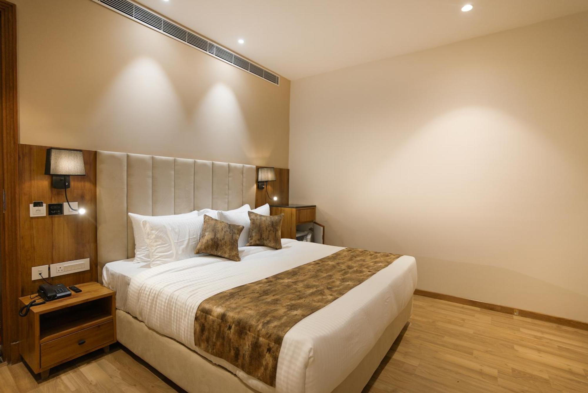 Celebrant Hotel Varanasi Bagian luar foto